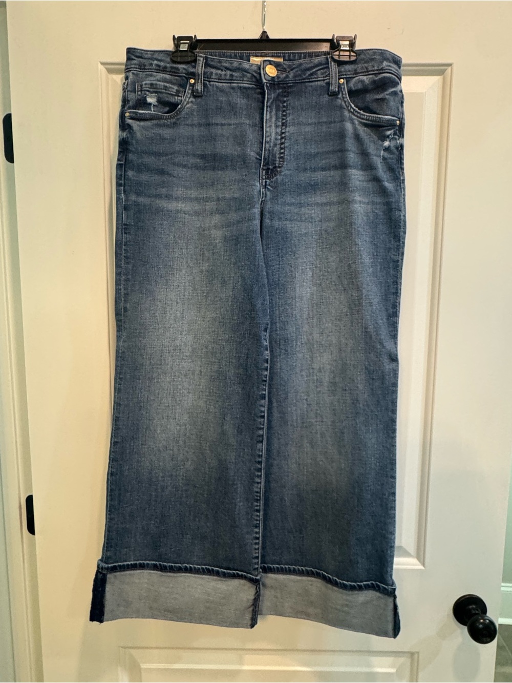 Kut from the Kloth Medium Blue Denim Wide leg jeans with cuffed ankle